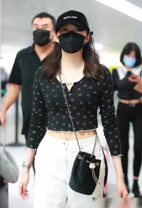 关晓彤穿露脐装现身机场,被粉丝关滤镜直拍,这胯宽太真实了