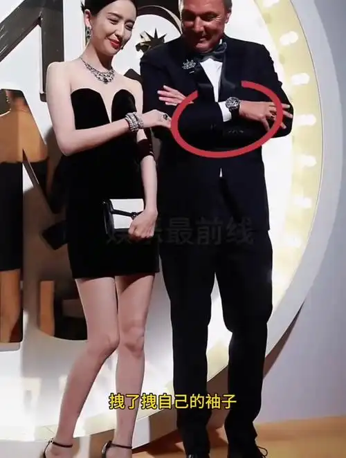注意看,佟丽娅被金主牵手搂腰,佟丽娅后退的动作你看懂了吗?