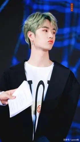 王一博蓝色发型再次出击,只要耶啵染发,任何颜色都是神仙发色