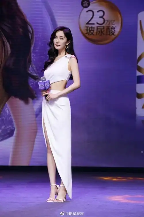 杨幂 高开叉白裙凉高生图写真