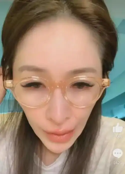 萧亚轩近况曝光脸颊凹陷下巴尖额头凸起十分怪异惹人担忧