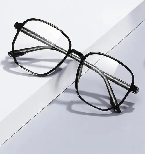 一副潮搭的近视眼镜0606
