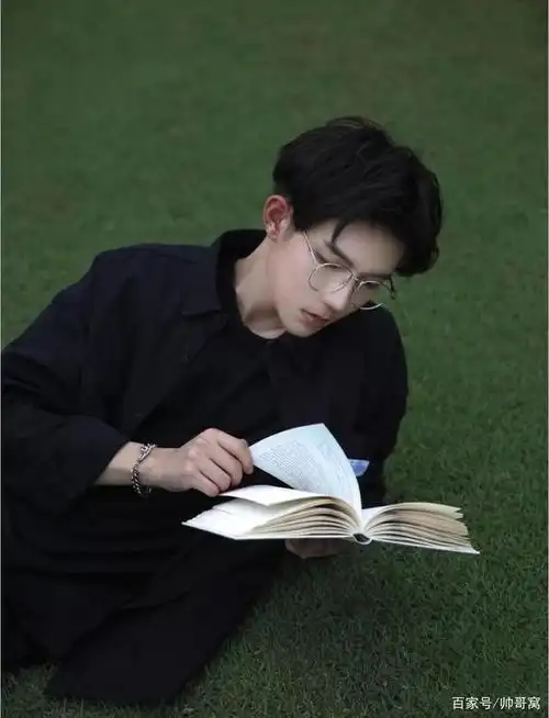外表清纯,内心火热的文艺范男生,绿水青山中读书,都这么认真!