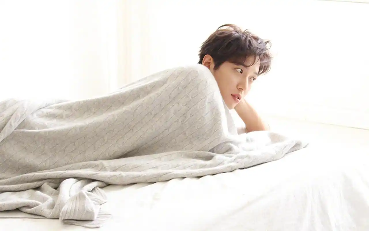 郑容和帅气慵懒风居家写真桌面壁纸