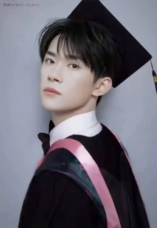 粉丝脑洞大开p出易烊千玺穿学士服的照片