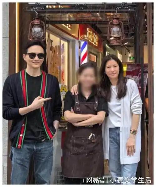 袁咏仪夫妇到商场吃面,张智霖晒照获差评,靓靓在他面前又老又肿