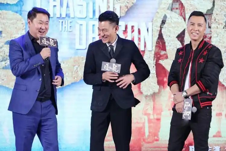 甄子丹和李连杰同岁,生活状态却天壤之别,老婆都年轻20岁