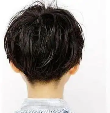 后脑勺的脱发烫成比较厚重的头发的感觉,这样的短发也过更加的有层次
