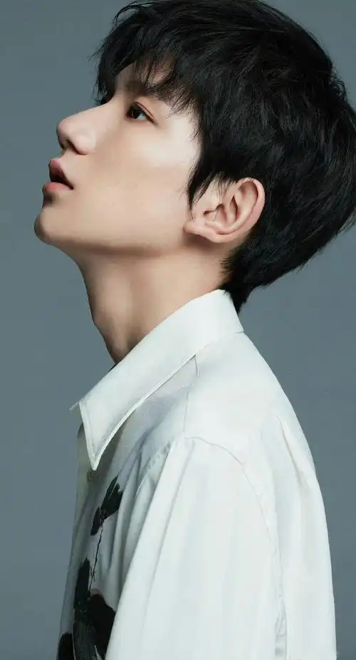 帅发财了 王源侧脸太好看了哥哥下颌线鲨我@tfboys-王源#王源素颜侧脸