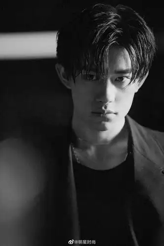 易烊千玺最新造型,纯黑色西装精致利落,同色内搭尽显不羁