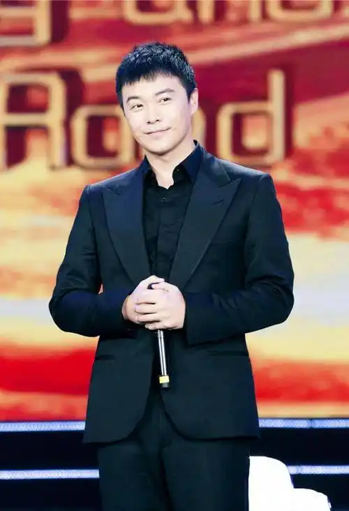 抛开经济条件不谈了,另外一方面,陈思诚的硬件也不差啊,180的身高