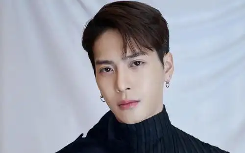 电脑壁纸 明星 港台明星 时尚潮流男孩王嘉尔帅气黑色西装迷人写真