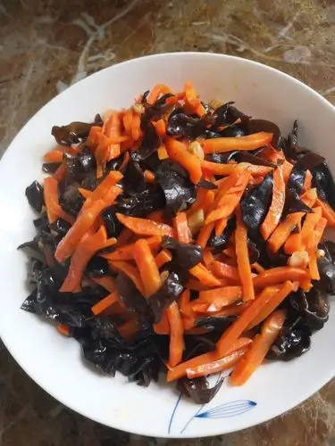 红黑配之胡萝卜炒木耳
