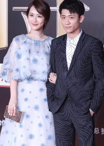 和王俊凯综艺结缘,组成了"梳头姐弟"和香蜜的邓伦成了"灵修夫妇"与