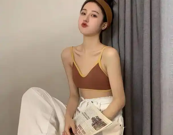 为啥女生肩带老是掉,穿露肩衣服时,女生到底有没有穿内衣呢?