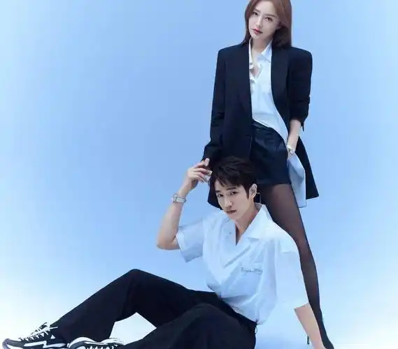 秦岚保养太好了,与小7岁刘以豪同框也甜蜜,无年龄差甜到要掉牙_造型