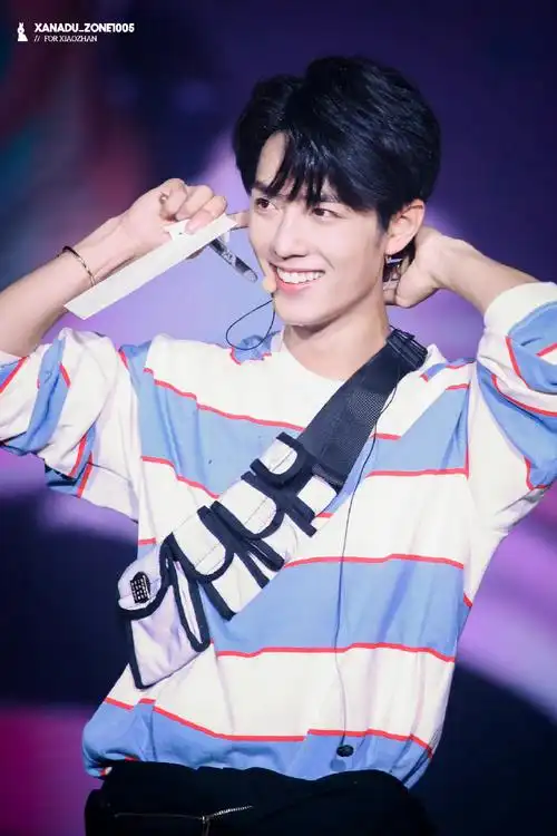 肖战#身穿蓝白条纹美邦的元气小赞超经典的一套look肆意挥洒汗水辗排