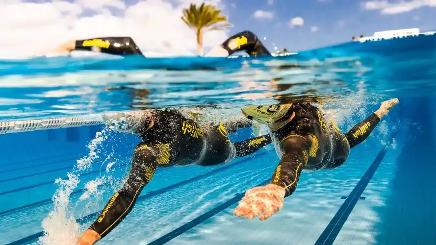 夏日健身游泳图片高清电脑桌面壁纸.