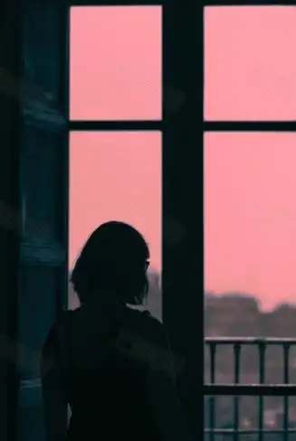 夜晚独自一人坐在窗前图片,一个人孤独坐在夜晚的窗前图片