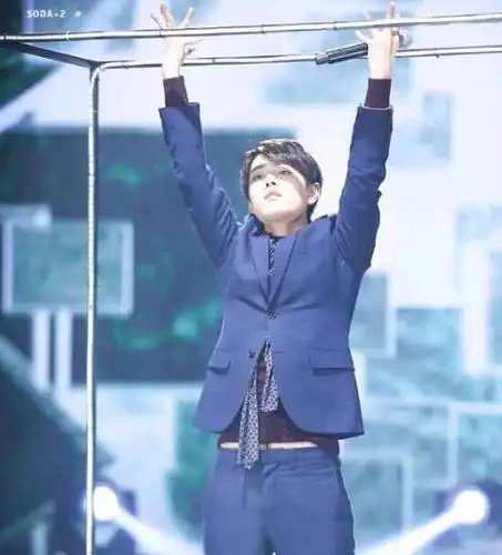 肖战唱歌漏肚脐,网友吐槽,这身材也太好了吧_手机搜狐网