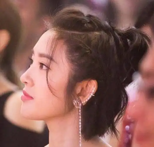 原创短发新娘唐艺昕美出新高度,甜过初恋真不过分!