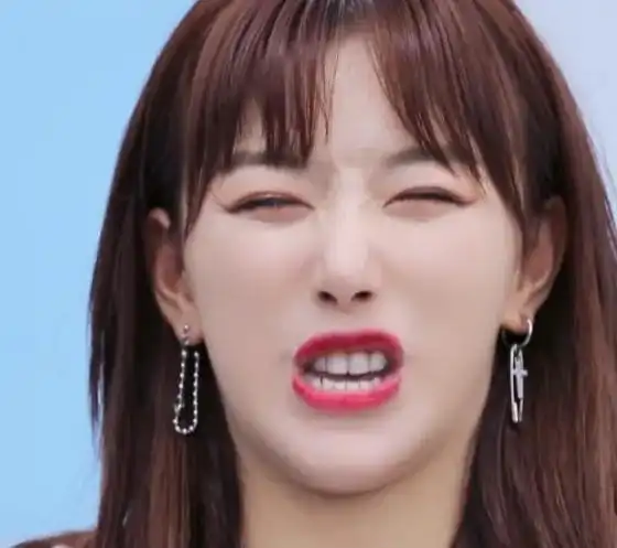 同是做鬼脸:虞书欣释放天性,乃万包袱太重,孔雪儿反差太大!