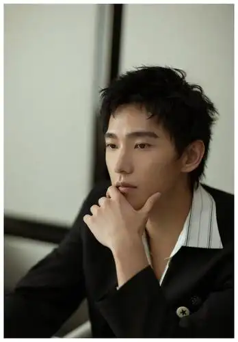 杨洋狗啃碎发新造型俏皮又少年气粉丝喊话再演一次偶像剧