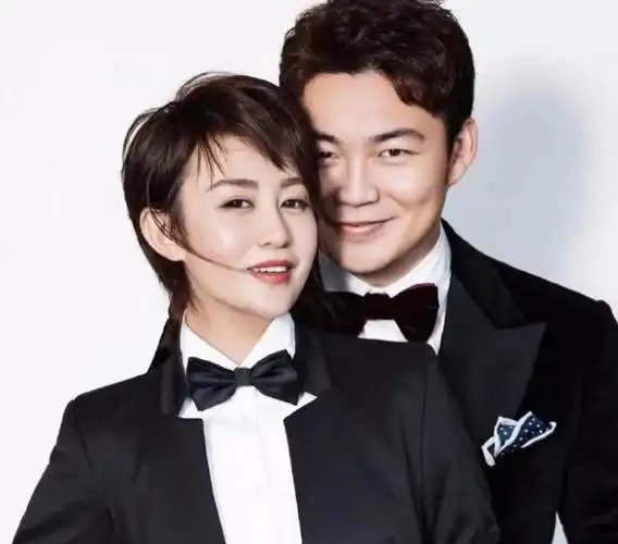 马丽常远首次演夫妻趴床上被按摩气氛暧昧小老公一旁紧紧盯着