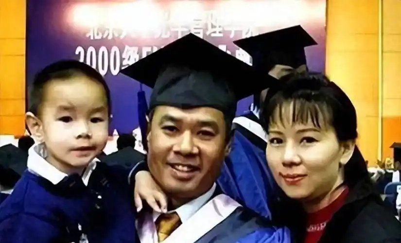 作为李宁的妻子,陈永妍也以其独特的风格和卓越的品味成为时尚标杆.