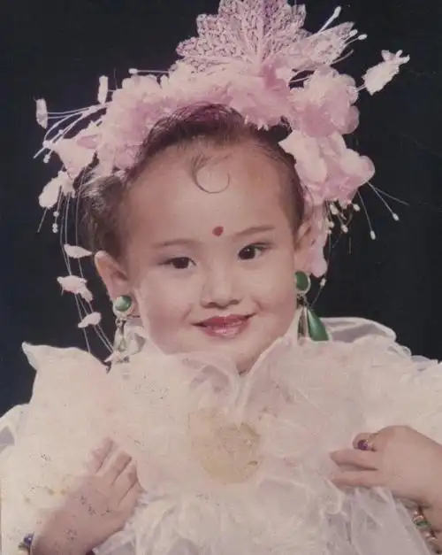 女明星童年照彰显优越基因,贾玲美到认不出,章子怡娜扎秀气高级