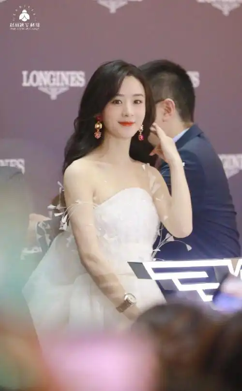 咪咕星鲜事##赵丽颖白色拖尾蓬蓬裙