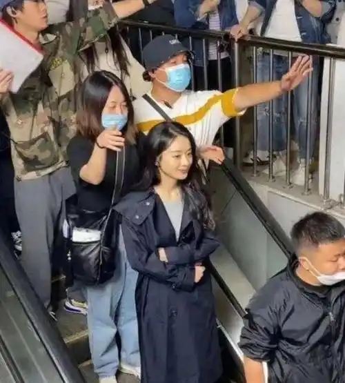 赵丽颖官方身高165拍戏被偶遇真实身高引热议确定我没眼花