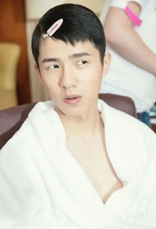 刘昊然18岁啦! 微博发福利照露酥胸