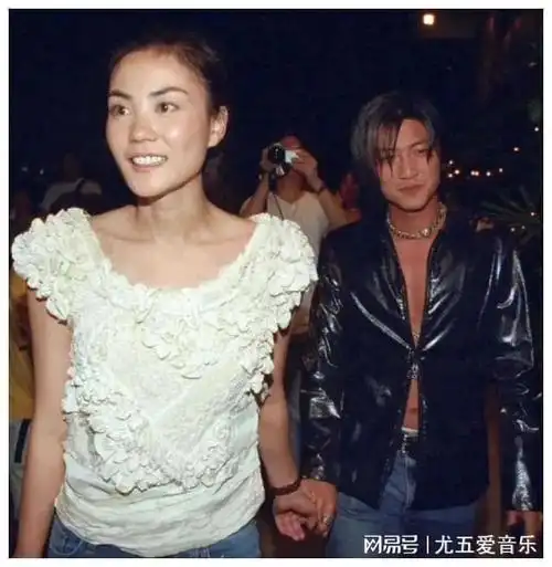 王菲谢霆锋多次刻意机场秀恩爱背后疑似财务危机喘不过气