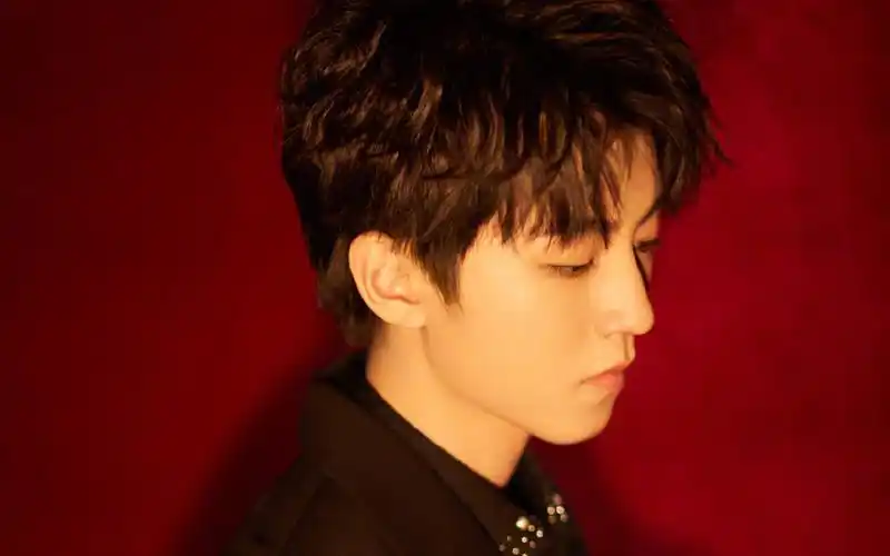 2019清新帅气王俊凯壁纸成熟气质的小凯