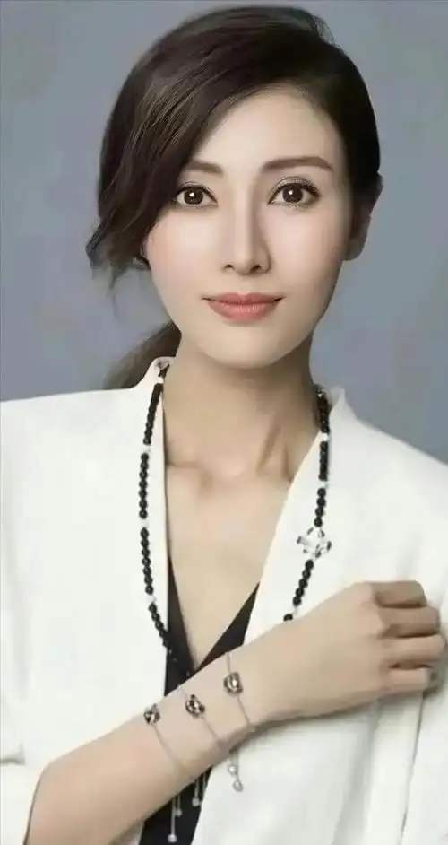 惊女神李嘉欣18岁时曾获国际华裔小姐及香港小姐冠军