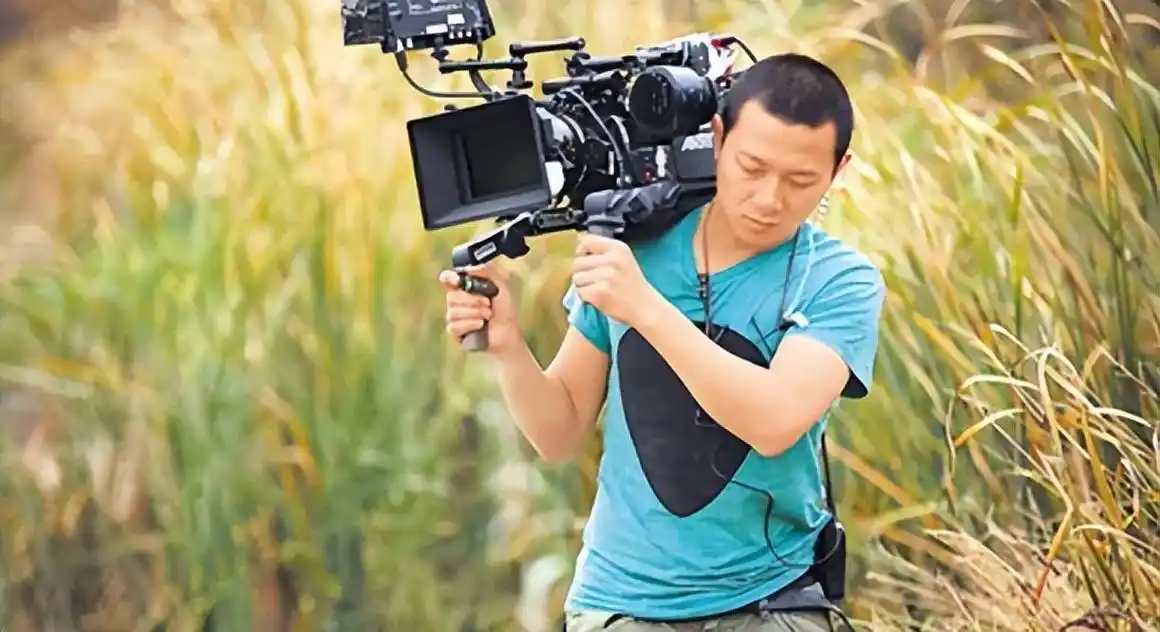 曾剑的个人资料简介(娶二婚演员妻子梅婷,婚后将她宠成宝,一家四口