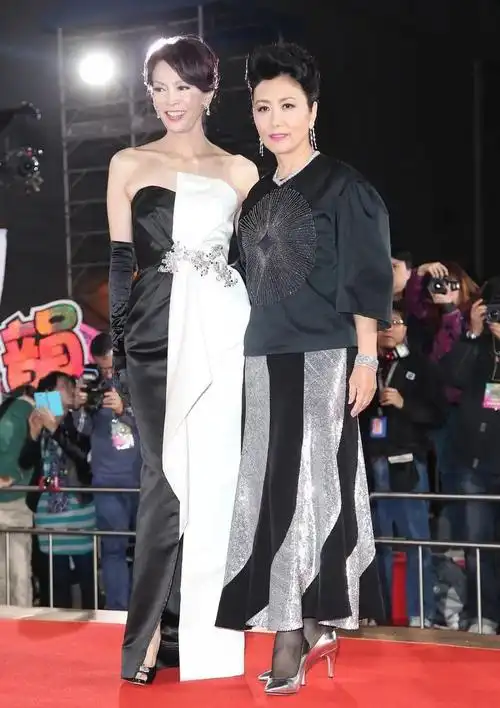 郑裕玲年过六十不服老,穿粉色防晒服留披肩发,奈何法令纹太显龄_手机