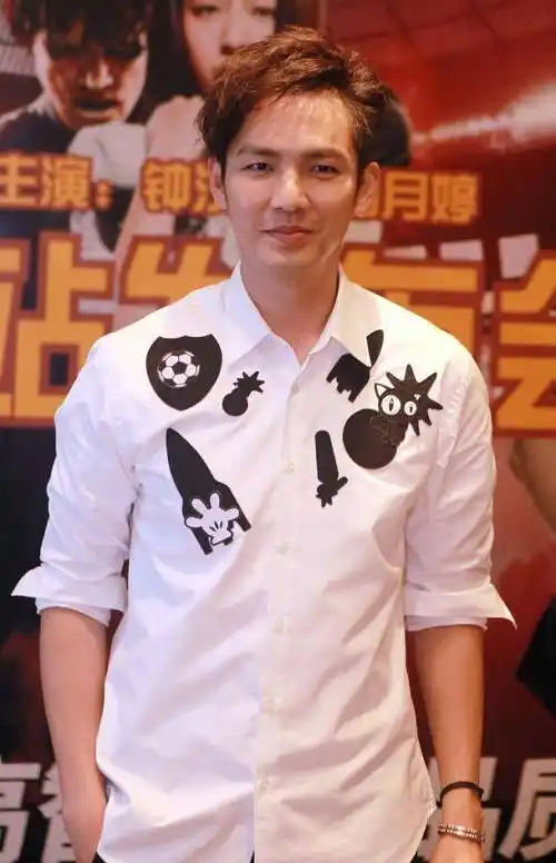 钟汉良真看不出来已经46岁,路人生图中尽显男神范._显得_造型_衬衫