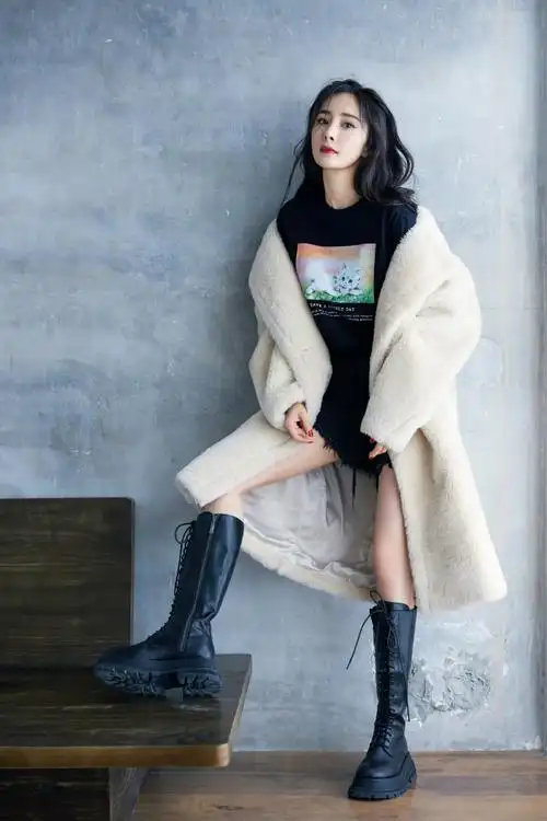 moco代言人杨幂##杨幂私服#同款大衣:moco冬季大翻领复合羊羔毛考肩