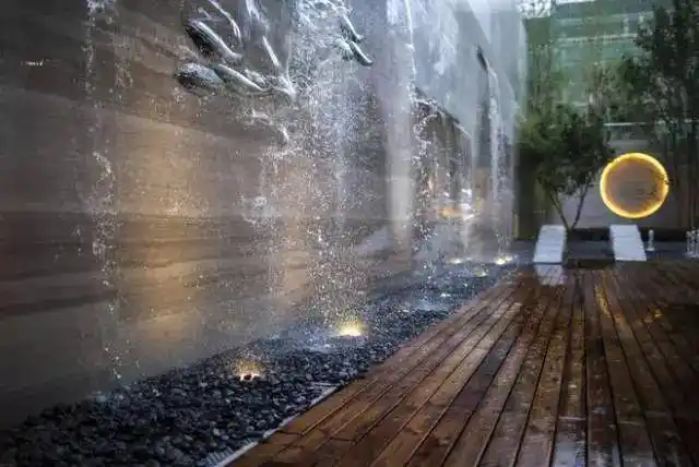 流水景墙邂逅自然的朦胧水流