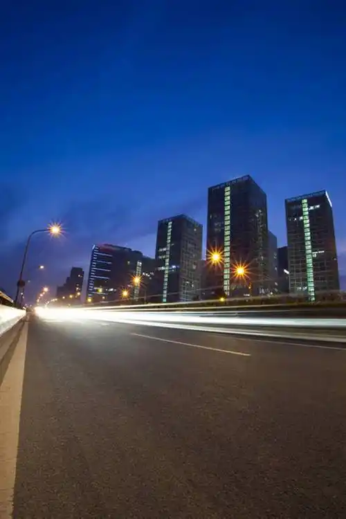 cbd夜景和公路