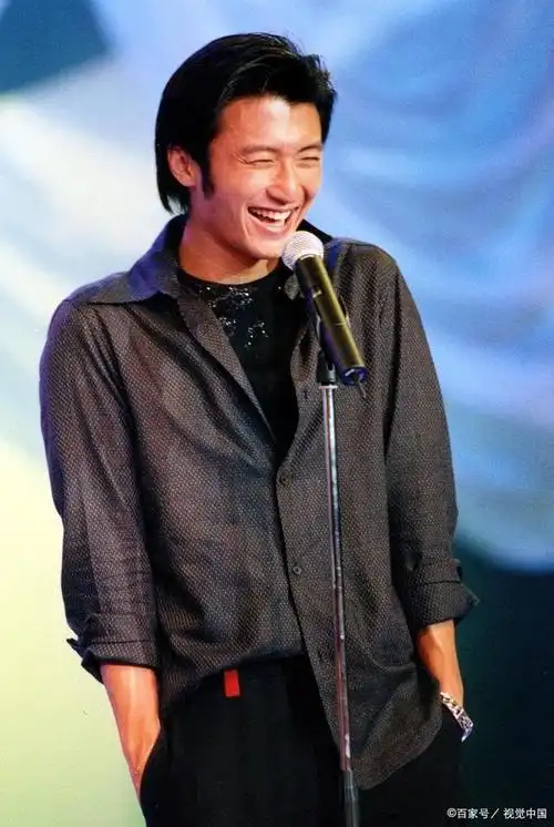 谢霆锋开怀大笑!