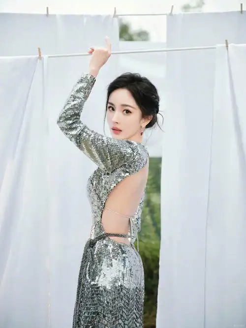 杨幂银色写真大胆露背晚礼服气质太顶了