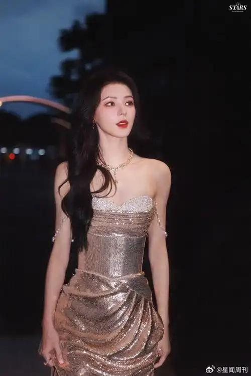 张予曦绝美发光裙##张予曦这套裙子会发光