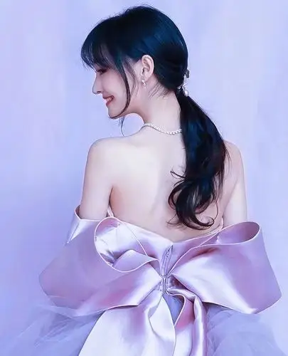 郑爽穿蝴蝶结礼服裙出席活动,网友热议:她怎么可以这么好看_高清图集