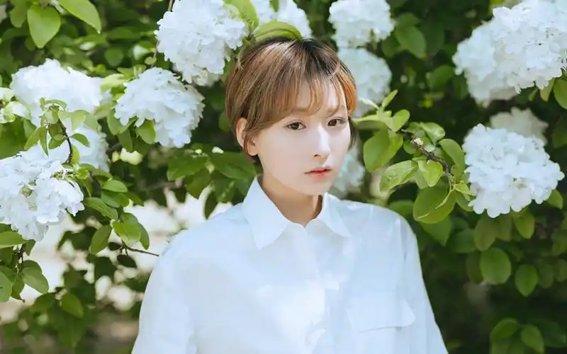 气质短发美女户外小清新写真高清壁纸