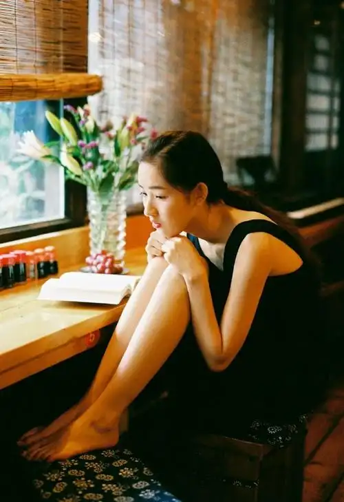 com 《一个人》 摄影:@杨林lene     #坐标北京#  出镜:@王玉雯uvin