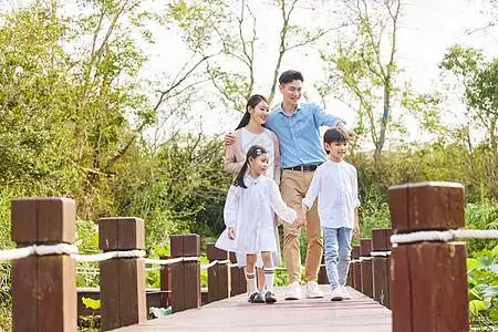 一家四口在小区里散步图片素材