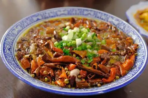 一间家常餐馆站在炒菜之巅